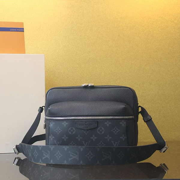 루이비통 아웃도어 메신저 백 M30233-2591