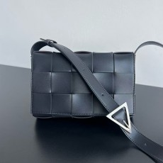 보테가베네타 크로스 숄더백 708768-2752