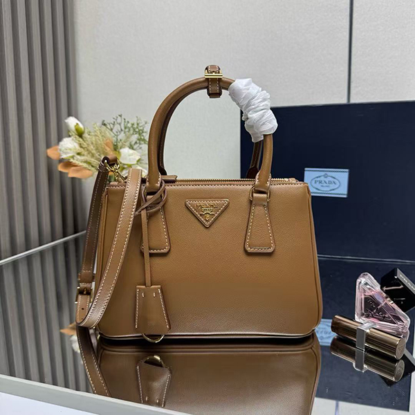 프라다 갤러리아 스몰 사피아노 레더 토트백1BA896-2846