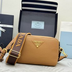 프라다 삼각로고 스트랩 레더 숄더백 1BH082-2870