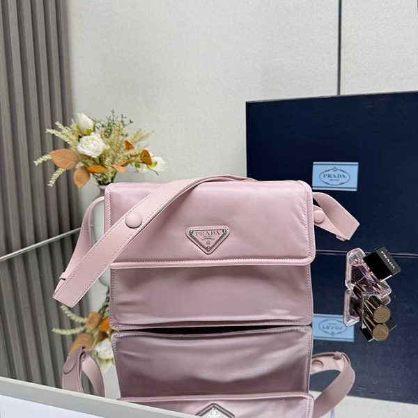 프라다 로고 패디드 스몰 리나일론 숄더백 1BD313-2875