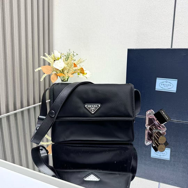 프라다 로고 패디드 스몰 리나일론 숄더백 1BD313-2876