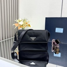 프라다 로고 패디드 스몰 리나일론 숄더백 1BD313-2876