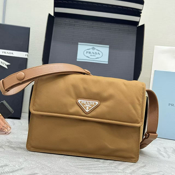 프라다 로고 패디드 스몰 리나일론 숄더백 1BD313-2884