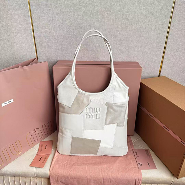 미우미우 스티치 로고 탑핸들 토트백 5BG231-2981