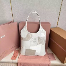 미우미우 스티치 로고 탑핸들 토트백 5BG231-2981