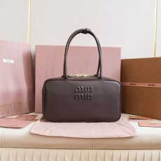 미우미우 보 미디엄 가죽 탑 핸들 백 블랙 5BB172-3004