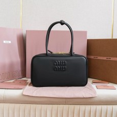 미우미우 보 미디엄 가죽 탑 핸들 백 블랙 5BB172-3005