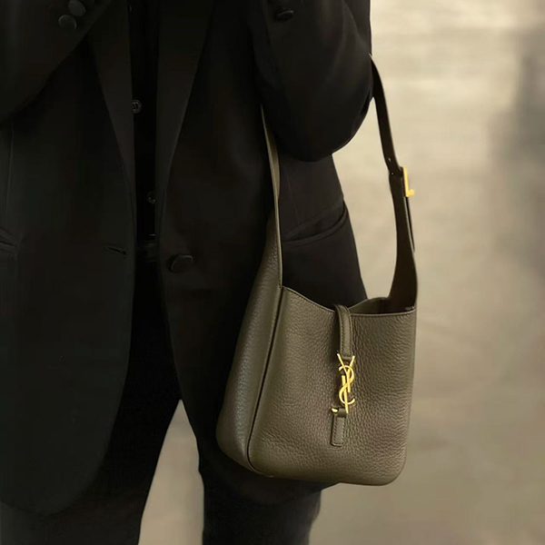 생로랑 Le 5 A 7 서플 베이비 호보백809461-3429